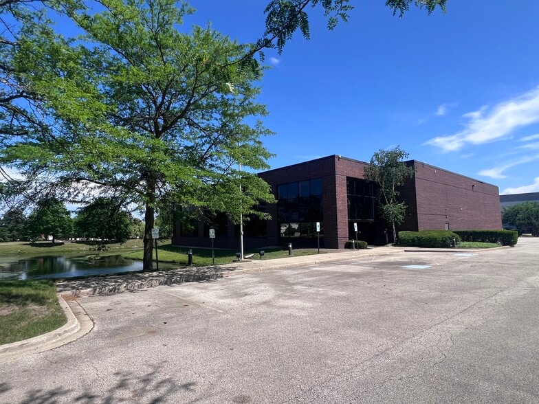 More Photos Of 600 Heathrow Dr, Lincolnshire Industrial For Lease