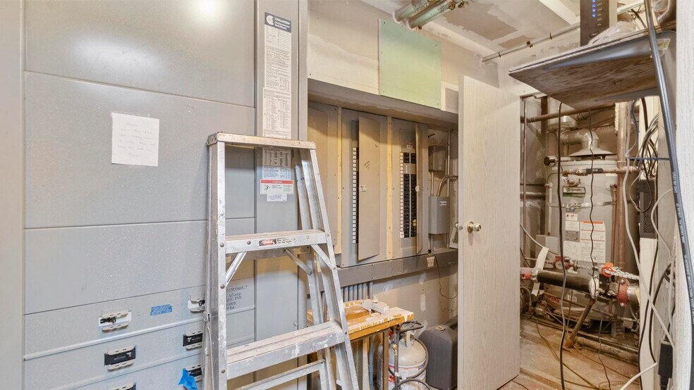 More Photos Of 1509 6th St, Wells Hotel For Sale