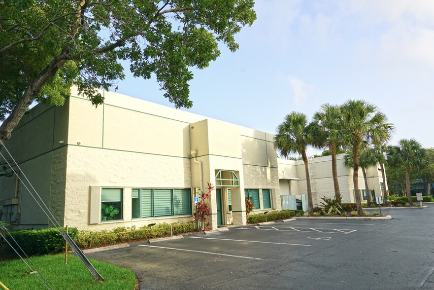 More Photos Of 1432 E Newport Center Dr, Deerfield Beach Warehouse For Lease