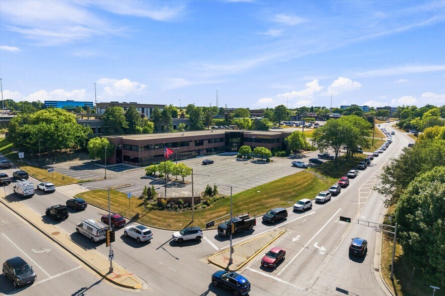 Primary Photo Of 601-611 N Barker Rd, Brookfield Office For Lease