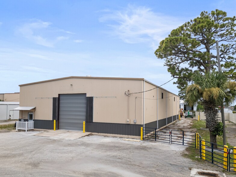 Primary Photo Of 1725 Cogswell St, Rockledge Warehouse For Lease