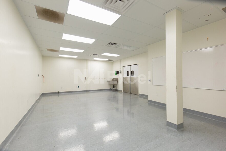 More Photos Of 1710 Whitney Mesa Dr, Henderson Warehouse For Lease