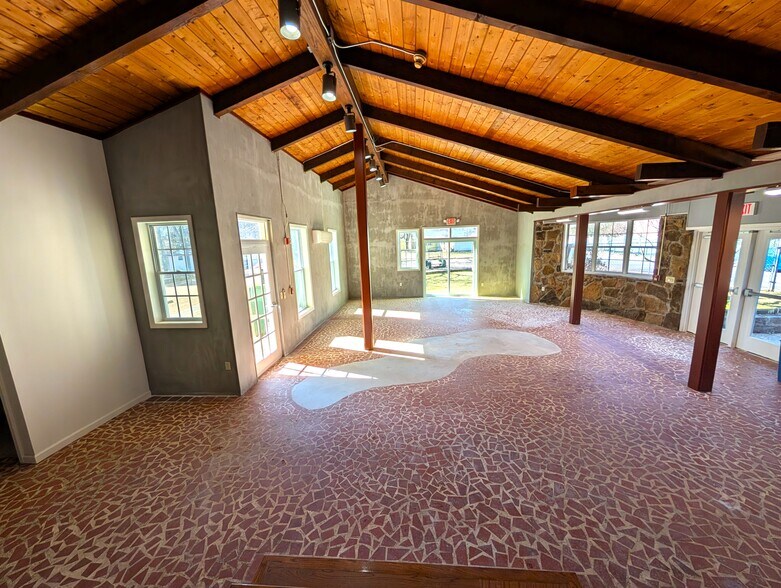 More Photos Of 395 Russell Dr, Smyrna Daycare Center For Lease
