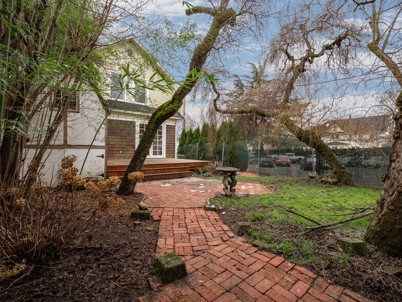 More Photos Of 317 NE Sacramento St, Portland Office For Sale