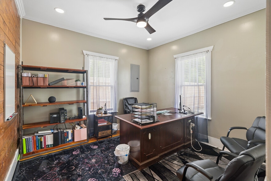 More Photos Of 207 University Ave, Lebanon Office For Sale