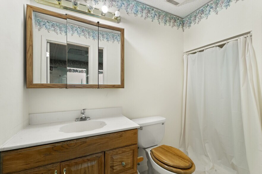 More Photos Of 756 Lakeshore Dr, Scottsburg Flex For Sale