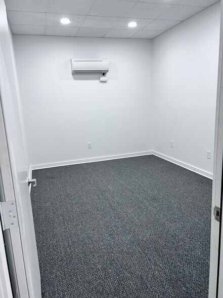 More Photos Of 1095 Packard Dr, Mooresville Flex For Lease