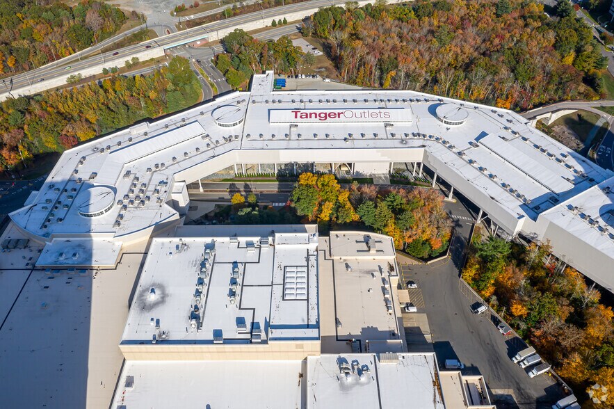 More Photos Of 455 Trolley Line Blvd, Mashantucket General Retail For Lease