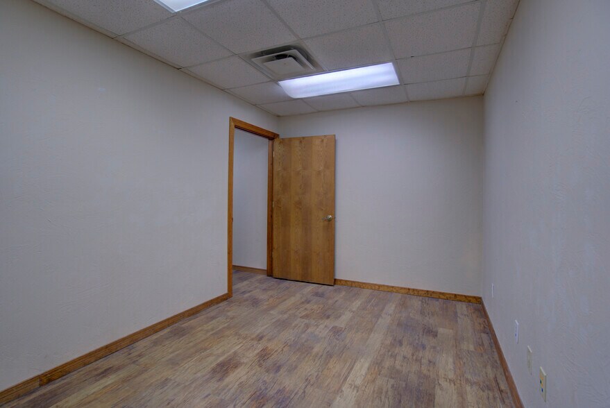 More Photos Of 2830 NW 32nd St, Newcastle Office For Sale