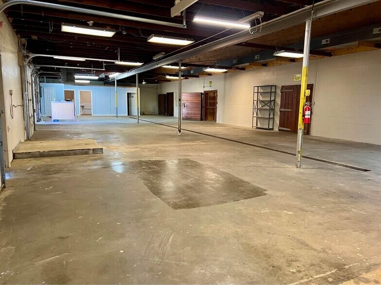 More Photos Of 602 Veterans Dr, Florence Flex For Sale