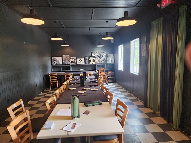 More Photos Of 309 Oak Dr, Lexington Restaurant For Sale