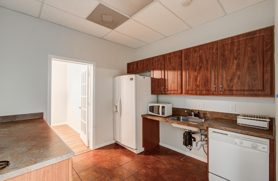 More Photos Of 11201 Steeplepark Dr, Houston Office Residential For Sale