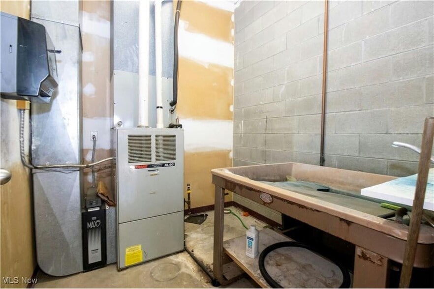 More Photos Of 390 E Wood St, Shreve Flex For Sale