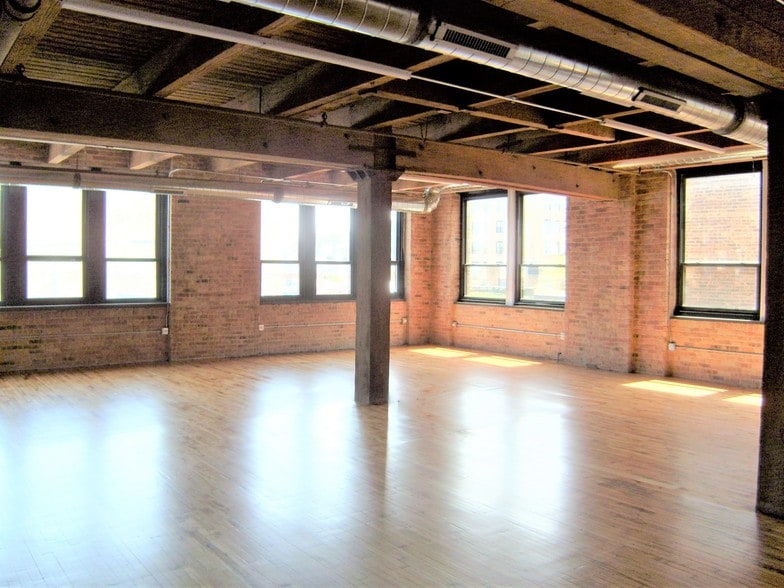 More Photos Of 346 N Justine St, Chicago Light Distribution For Lease