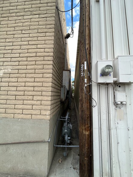 More Photos Of 298 N Pine St, Globe Light Distribution For Sale