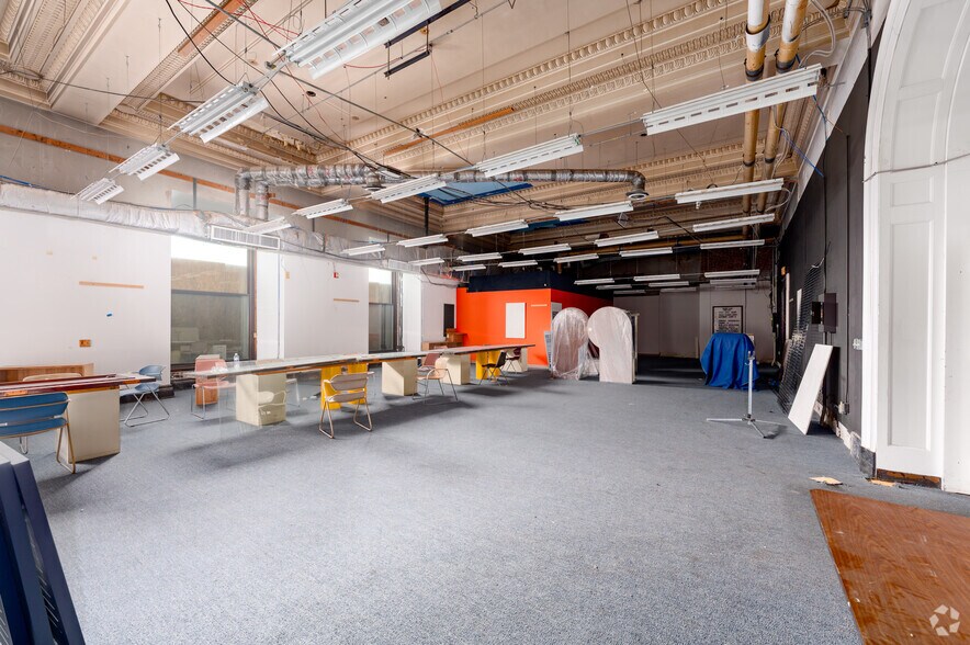 More Photos Of 222 N Alabama St, Indianapolis Office For Sale