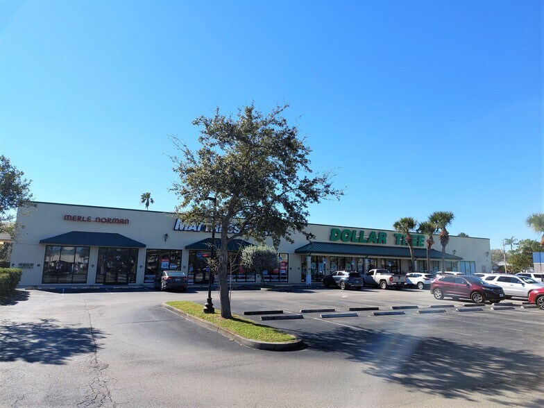 More Photos Of 701 21st St, Vero Beach General Retail For Lease