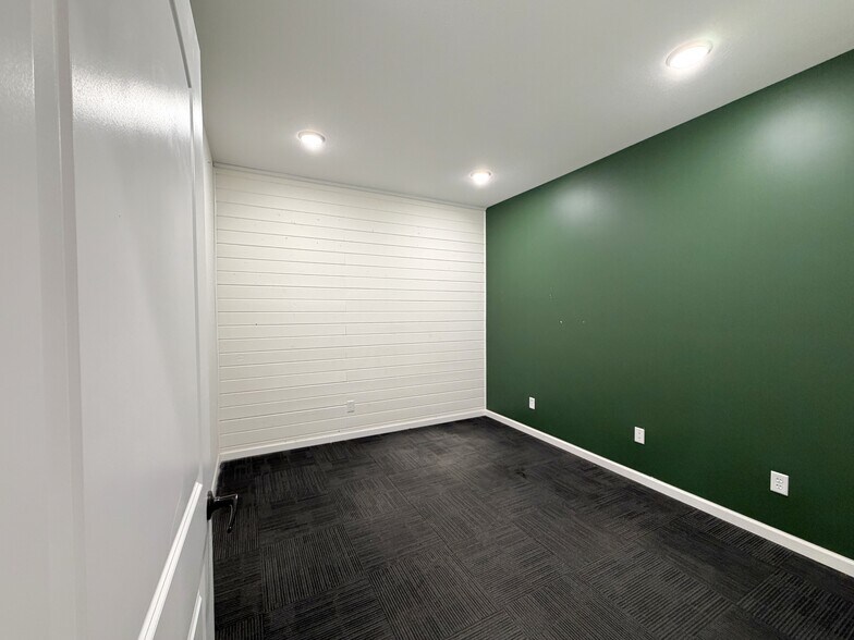 More Photos Of 309 Barclay Ave, Pine River Office For Sale