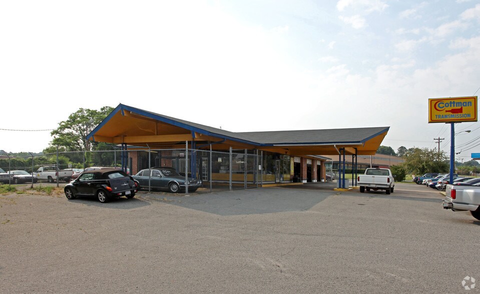 More Photos Of 501 E Sugar Creek Rd, Charlotte Auto Repair For Lease
