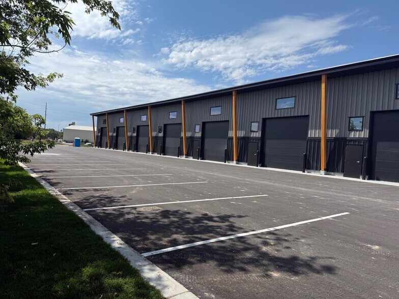 More Photos Of 4962 3300 w, Rexburg Light Distribution For Lease