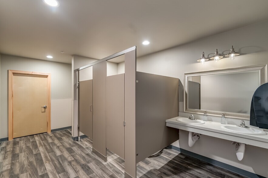 More Photos Of 913 Squalicum Way, Bellingham Distribution For Lease