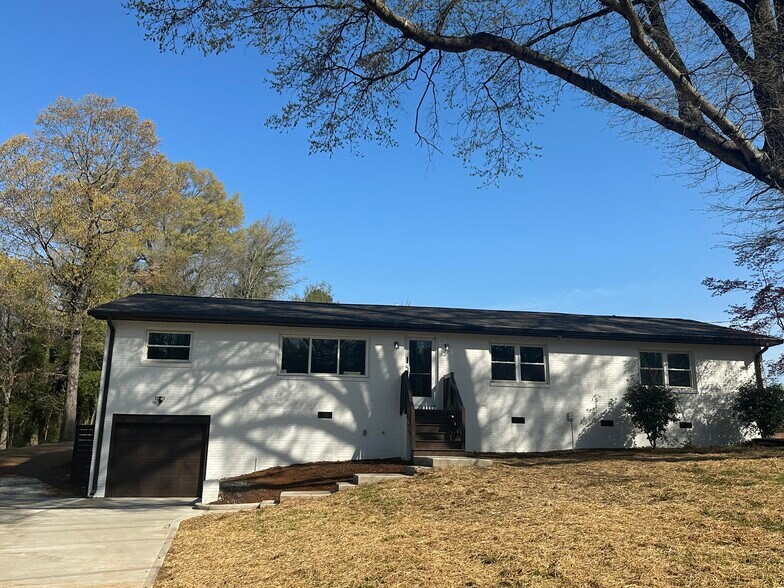 More Photos Of 679 Oakridge Farm Hwy, Mooresville Office For Lease