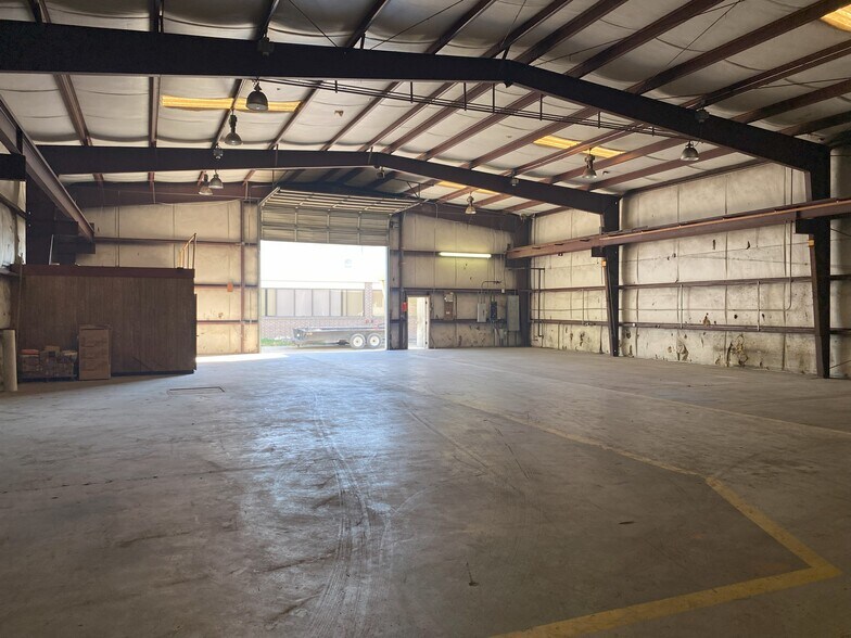More Photos Of 11918 Adel Rd, Houston Warehouse For Lease