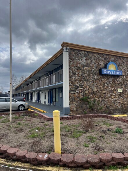 More Photos Of 800 University St, Martin Hotel For Sale