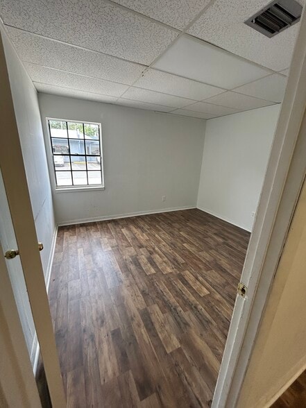 More Photos Of 102 Flagship Dr, Lutz Storefront Retail Office For Lease