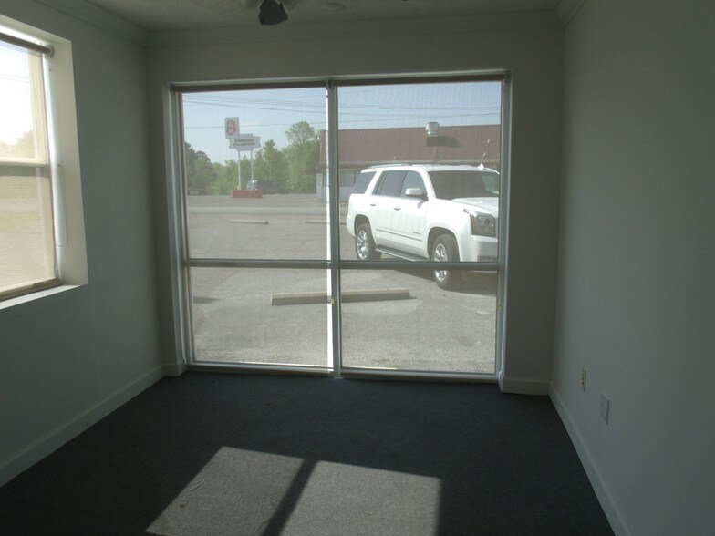 More Photos Of 1000 Elm St, Fulton Freestanding For Sale