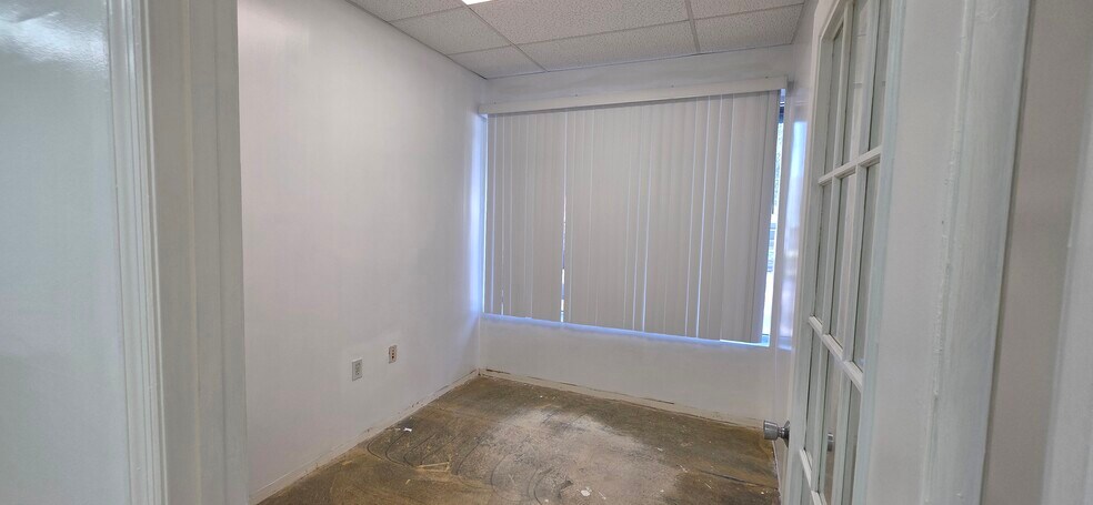 More Photos Of 7810 Kingspointe Pky, Orlando Warehouse For Lease