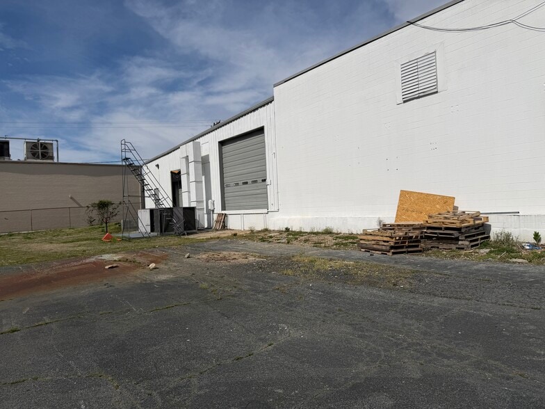 More Photos Of 4827 Gate City Blvd, Greensboro Showroom For Lease