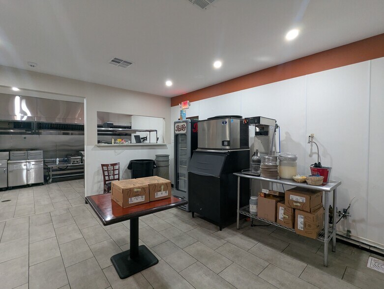 More Photos Of 1465 N Main St, Vidor Freestanding For Sale