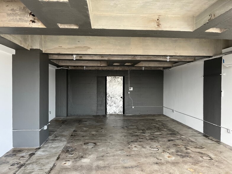 More Photos Of 310 Meserole St, Brooklyn Flex For Lease