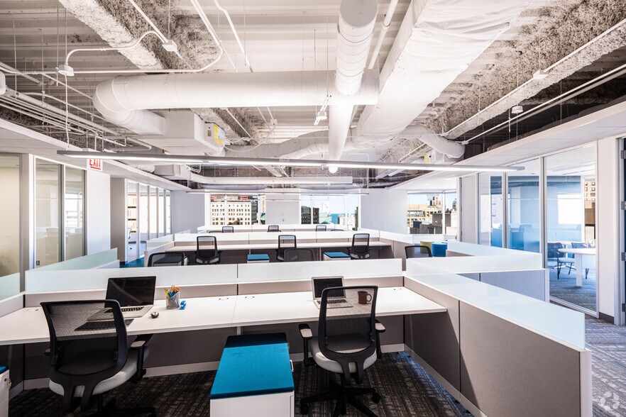 More Photos Of 425 S Financial Pl, Chicago Office For Lease