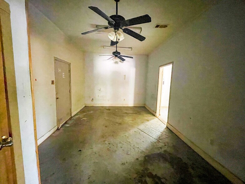 More Photos Of 2305 N Main St, Vidor Flex For Sale