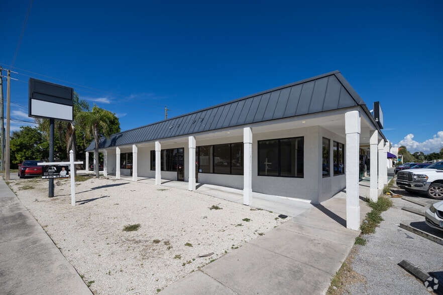 Primary Photo Of 6435 Gateway Ave, Sarasota General Retail For Lease