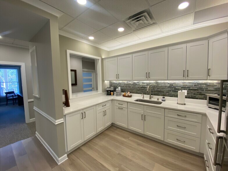 More Photos Of 590 W Crossville Rd, Roswell Coworking Space