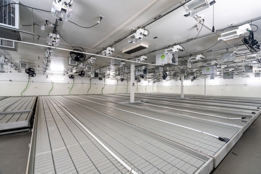 More Photos Of 19533 McLane St, Palm Springs Distribution For Sale