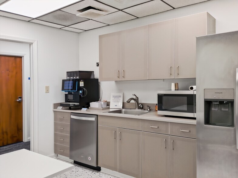 More Photos Of 1620 Asheville Hwy, Hendersonville Coworking Space