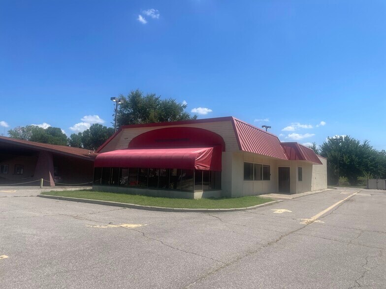 More Photos Of 8 E Main St, Yukon Fast Food For Lease