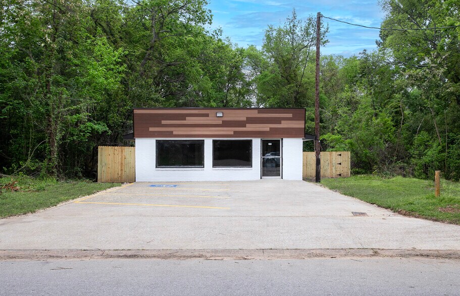 More Photos Of 2410 Angeline St, Kilgore Freestanding For Lease
