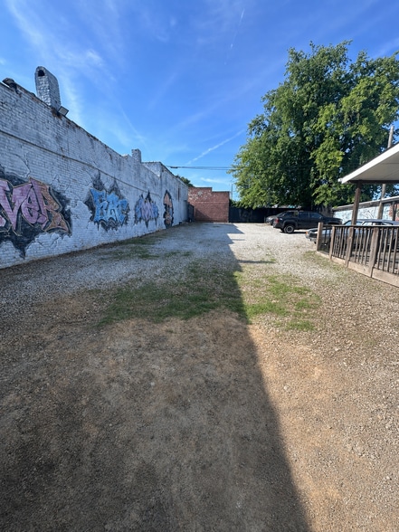 More Photos Of 826 SW Ralph David Abernathy Blvd, Atlanta Storefront For Lease