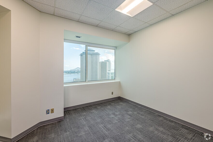 More Photos Of 365 Canal St, New Orleans Office For Lease