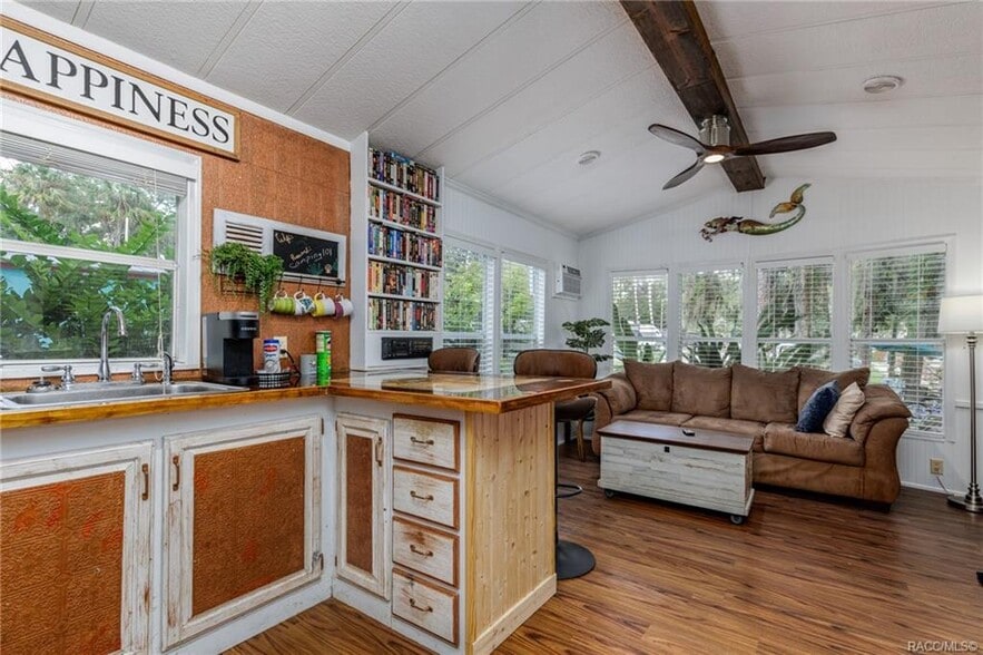 More Photos Of 6617 Riverside Dr, Yankeetown Marina For Sale