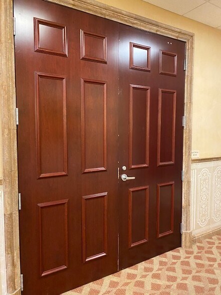 More Photos Of 2295 S Hiawassee Rd, Orlando Office For Lease