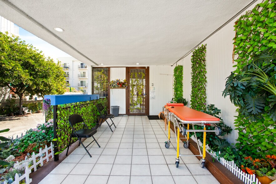 More Photos Of 4254 Eagle Rock Blvd, Los Angeles Veterinarian Kennel For Sale