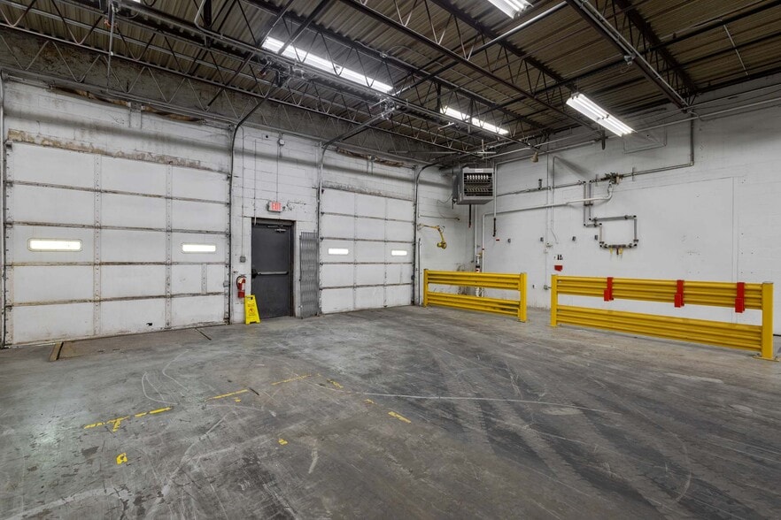 More Photos Of 7878 Gull Rd, Richland Warehouse For Lease