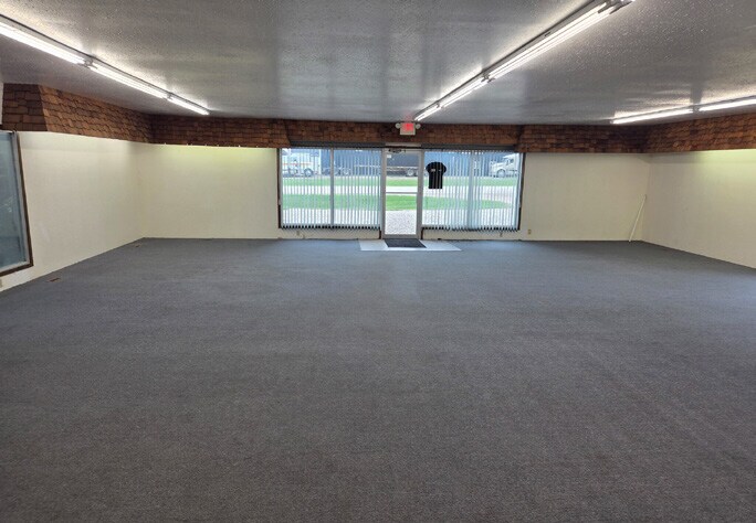 More Photos Of 1409 1st Avenue NW, Weyburn Showroom For Lease