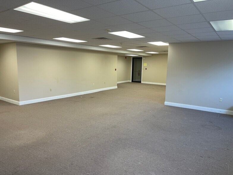 More Photos Of 5 Mill St, Middleboro Warehouse For Lease